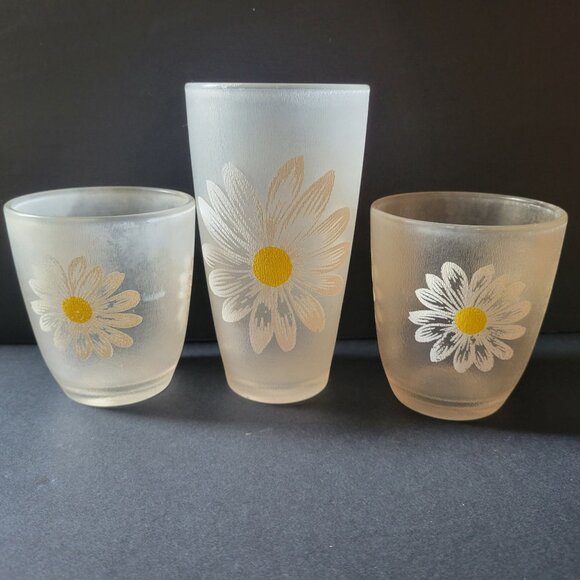 Vintage Set Of 3 Frosted Tumblers With Daisy Design - Picture 1 of 8